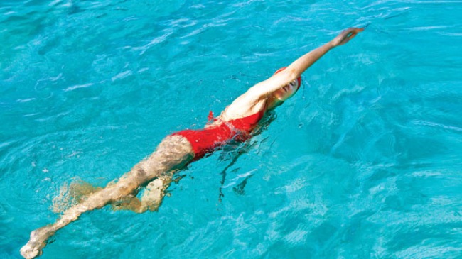 Vận động cơ thể trước khi bơi làm giảm tình trạng chuột rút