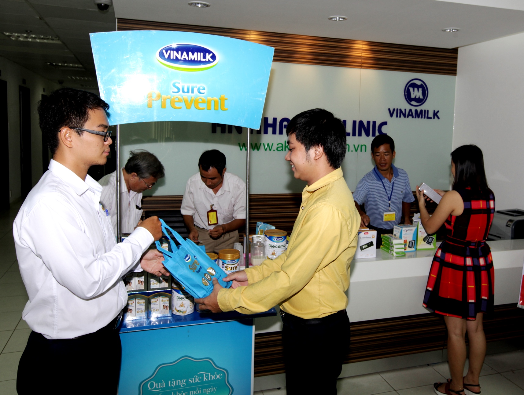 Phòng Khám Đa Khoa An Khang phối hợp với Vinamilk tặng sữa cho khách hàng