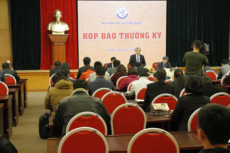 Quang cảnh buổi họp báo thường kỳ đầu tiên của Bộ KH&CN