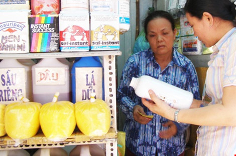 Chi cục ATVSTP TPHCM kiểm tra hoạt động kinh doanh phụ gia thực phẩm ở chợ Kim Biên (TPHCM)
