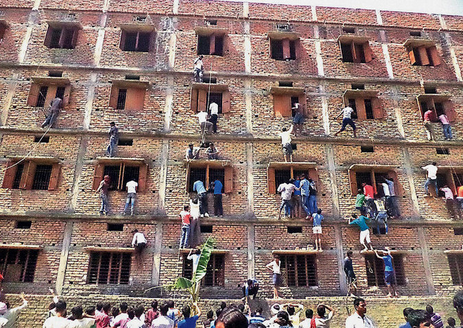 Phụ huynh học sinh Ấn Độ thi nhau trèo lên tường ném pháo cho con em mình