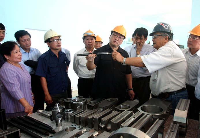 Phó Thủ tướng Hoàng Trung Hải thăm nhà máy
