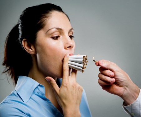Thói quen có hại cho sức khỏe là hút thuốc ngay sau khi ăn