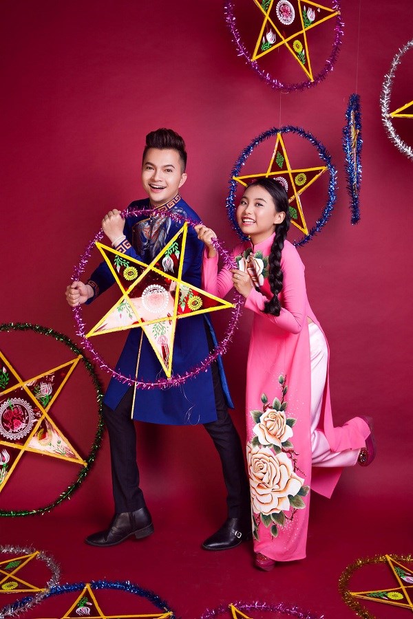 Thực hiện bộ ảnh Trung thu cho Phương Mỹ Chi v&agrave; Nam Cường l&agrave; nhiếp ảnh gia Paloma, chuy&ecirc;n vi&ecirc;n trang điểm  Raymond Nguyễn trong khi Trần Được phụ tr&aacute;ch trang phục