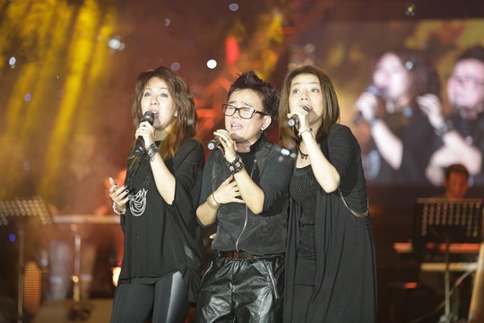 Phương Uy&ecirc;n kh&ocirc;ng k&igrave;m được nước mắt khi xuất hiện trong liveshow Dấu Ấn tối 4-4 c&ugrave;ng hai th&agrave;nh vi&ecirc;n c&ograve;n lại của nh&oacute;m Ba Con M&egrave;o