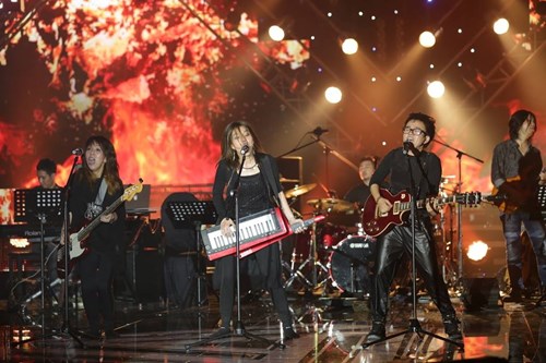 S&acirc;n khấu được tối giản v&agrave; &ldquo;Rock h&oacute;a&rdquo; để hợp với t&iacute;nh c&aacute;ch v&agrave; &acirc;m nhạc của Phương Uy&ecirc;n.