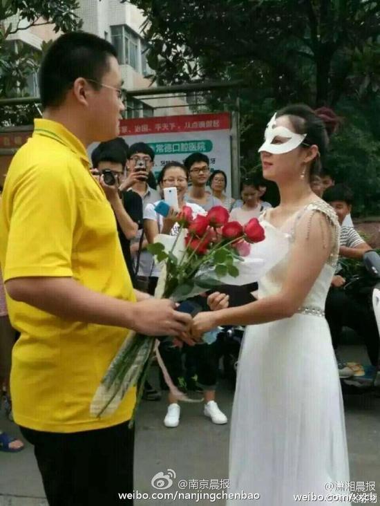 Màn cầu hôn đặc biệt của giảng viên đại học và nam sinh. Ảnh: Weibo