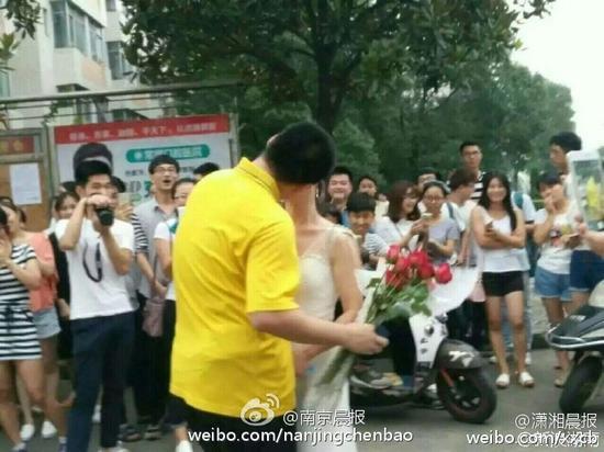 Chàng trai đã không ngần ngại đáp lại tấm chân tình của bạn gái bằng một nụ hôn mãnh liệt. Ảnh: Weibo