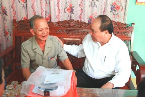 Phó Thủ tướng Nguyễn Xuân Phúc đã đến thăm và tặng quà cho các đồng chí nguyên là lãnh đạo huyện Phước Sơn và tỉnh Quảng Nam