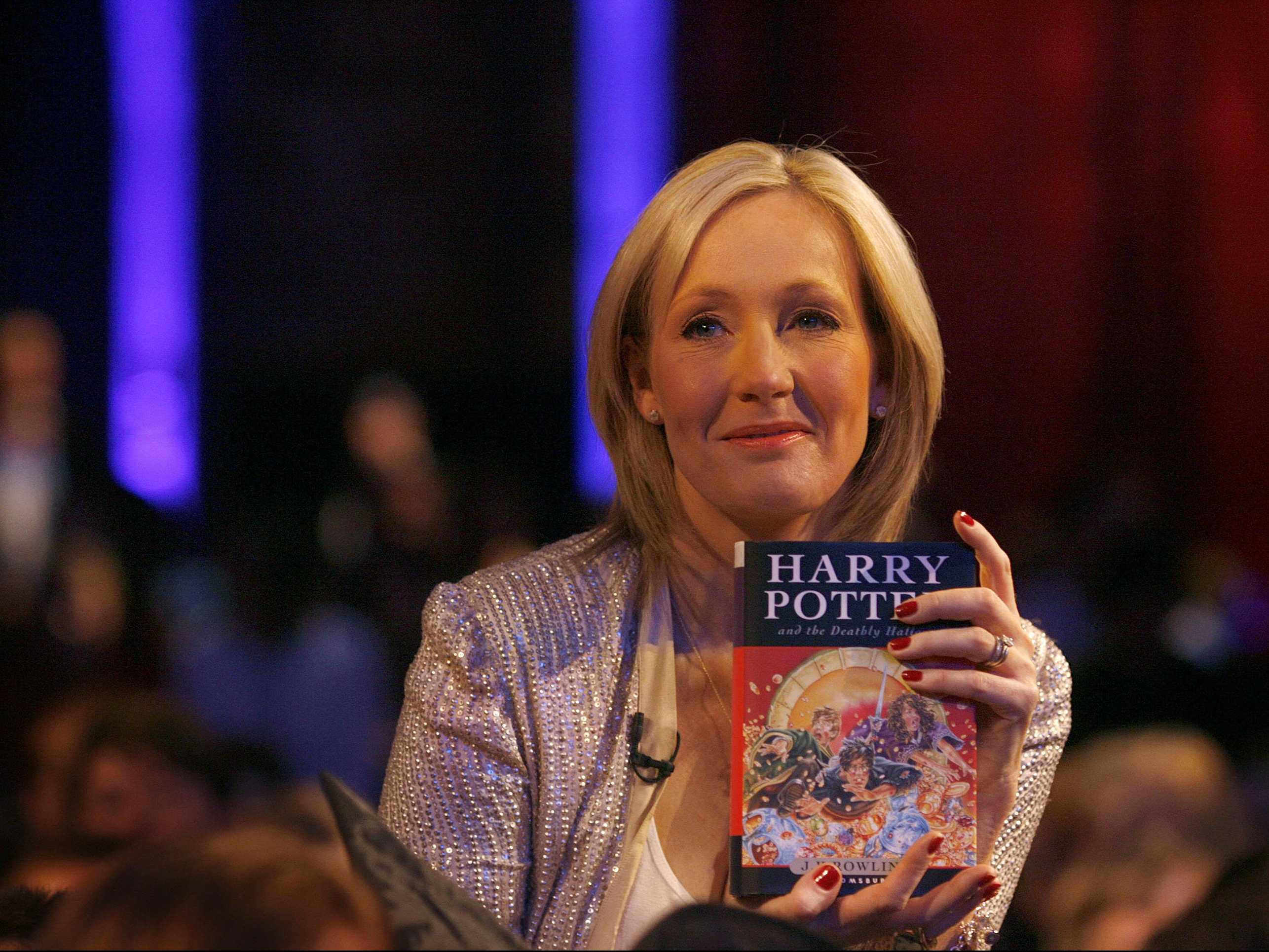 Trước khi trở thành một nữ văn sĩ kiếm tiền tỷ như hiện nay, J.K. Rowling từng phải sống nhờ tiền trợ cấp xã hội. Trong những ngày cơ cực đó, bà đã viết nên cuốn sách đầu tiên trong bộ truyện 7 phần Harry Potter. Tuy nhiên, mất tới cả năm sau tập I vẫn chưa ra mắt công chúng do bị 12 nhà xuất bản từ chối. Đó là thời kỳ bà trở nên bế tắc và từng nghĩ đến chuyện tự tử. Trải qua bao thăng trầm, tiền tác quyền từ xuất bản sách và loạt phim chuyển thể sau này đã biến nữ văn sĩ thành tỷ phú như hiện nay.