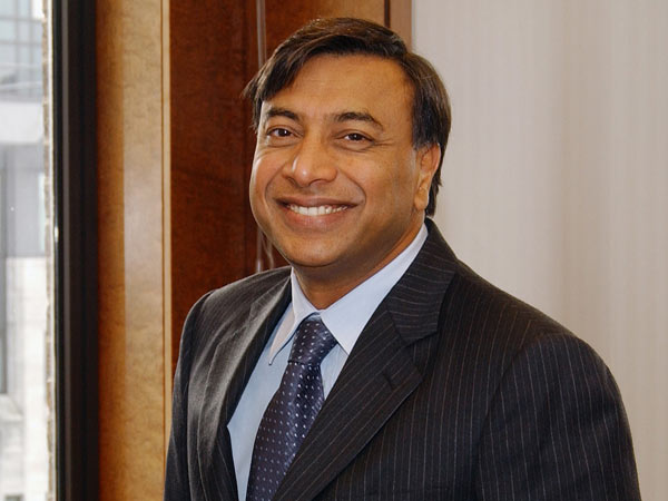 Ông trùm thép Lakshmi Mittal sinh năm 1950 trong một gia đình nghèo ở bang Rajasthan, Ấn Độ. Ông ‘tích góp vốn liếng của mình trong hơn hai thế kỷ bằng việc lăn lộn trong ngành thép tương đương với một nhà kho giảm giá’. Hiện nay tỷ phú Mittal đang điều hành doanh nghiệp sản xuất thép lớn nhất thế giới với khối tài sản 13,2 tỷ USD.