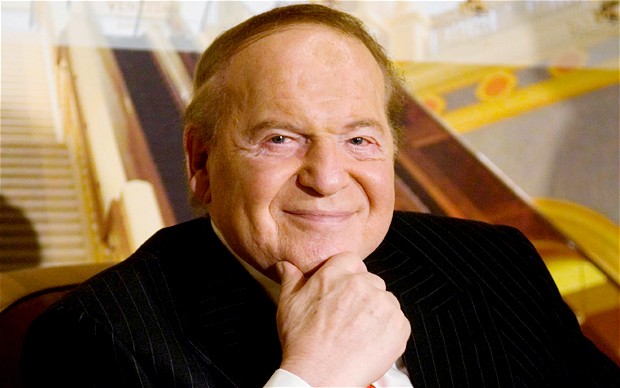 Sinh ra là một tài xế taxi, từng trải qua những ngày phải ngủ sàn nhà và phải bỏ học giữa chừng, cậu bé bán báo Sheldon Adelson nay là ông chủ Las Vegas Sands, công ty casino lớn nhất thế giới. Ông hiện cũng là nhà tài trợ chính trị có tiếng nhất tại Mỹ.