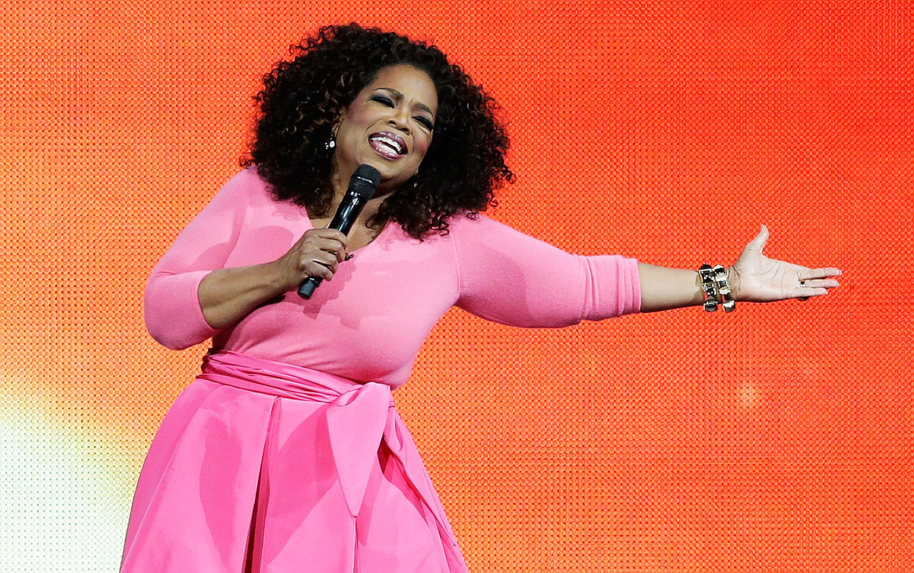 Lớn lên trong một gia đình nghèo khó, từng bị lạm dụng tình dục và có thai năm 14 tuổi, Oprah Winfrey vẫn nỗ lực vượt qua nghịch cảnh và trở thành phóng viên truyền hình người Mỹ gốc Phi đầu tiên ở tuổi 19. Năm 1983, Winfrey chuyển đến Chicago để làm việc cho một chương trình trò truyện mà sau này chính là ‘The Oprah Winfrey Show’. Ngày nay, bà được mệnh danh là Nữ hoàng truyền hình Mỹ với khối tài sản 3 tỷ USD.