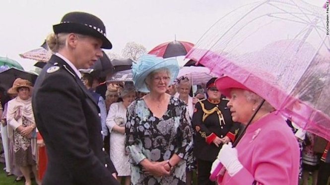 Nữ hoàng Anh Elizabeth II (phải) nói chuyện với bà Lucy D'Orsi