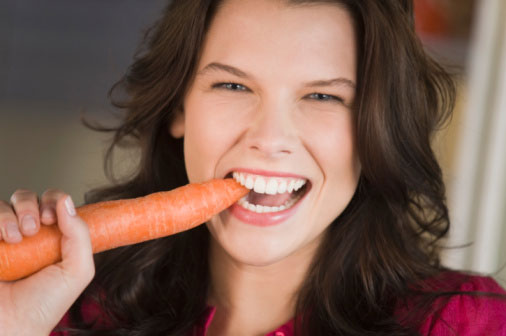 Ăn nhiều thực phẩm như cà rốt có tác dụng cải thiện thị lực là một sai lầm 