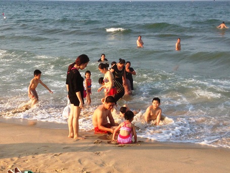 Người dân đổ xô đi tắm biển sau khi có kết luận an toàn