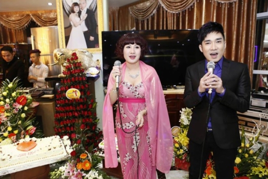 Quang Hà hát cùng vợ đại gia Thái Bình