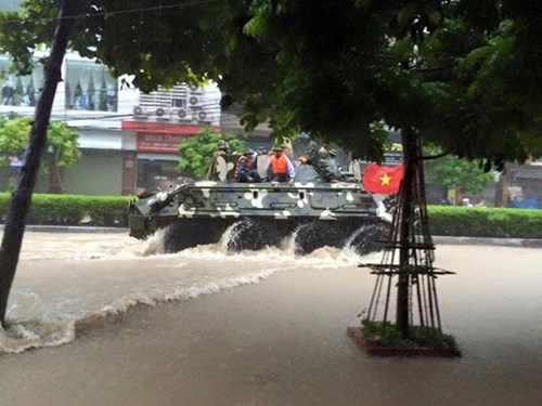 Xe lội nước cứu lũ Quảng Ninh