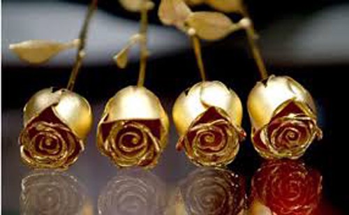 Bằng bàn tay khéo léo, tinh tế của những nghệ nhân Ấn Độ, những bông hoa được phủ lớp vàng nguyên chất 24k