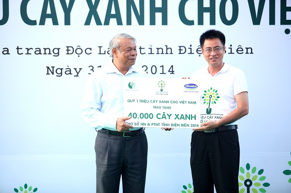 Ông Trần Phong, Giám Đốc Trung tâm Đào tạo và truyền thông môi trường - Tổng cục Môi trường trao bảng tài trợ tượng trưng 40.000 cây xanh  cho đại diện Sở Nông Nghiệp và Phát triển nông thôn tỉnh Điện Biên.