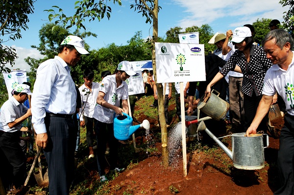 Đại diện lãnh đạo các Bộ Ban ngành, lãnh đạo địa phương và Vinamilk cùng tham gia trồng cây với Quỹ 1 triệu cây xanh cho Việt Nam tại Điện Biên
