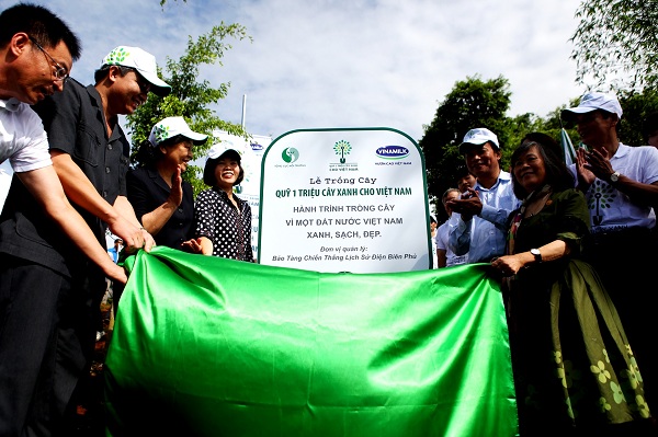 Các đại biểu cùng thực hiện nghi thức kéo vải phủ bảng lưu niệm của chương trình Quỹ 1 triệu cây xanh cho Việt Nam trong Lễ trồng cây của Quỹ 1 triệu cây xanh tại Điện Biên