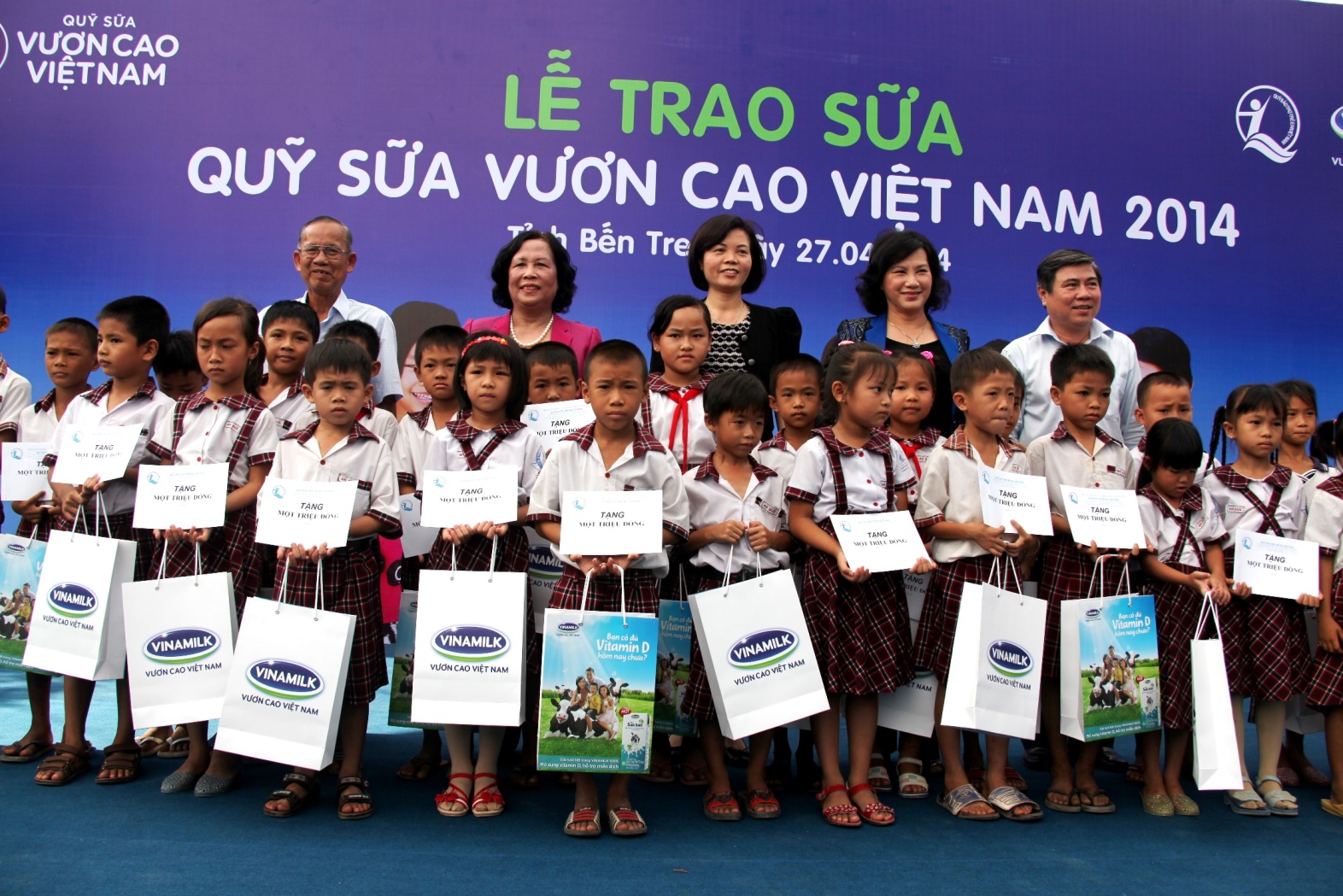 Quỹ sữa Vươn cao Việt Nam đến với trẻ em nghèo tỉnh Bến Tre