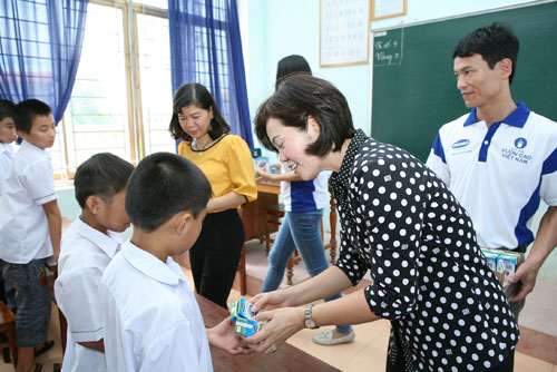 Bà Bùi Thị Hương - Giám đốc điều hành Vinamilk trao sữa trực tiếp cho trẻ em Quảng Bình
