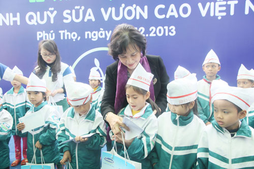 Bà Nguyễn Thị Kim Ngân - Ủy viên Bộ chính trị, Phó chủ tịch Quốc hội trao tặng sữa cho trẻ em nghèo tỉnh Phú Thọ