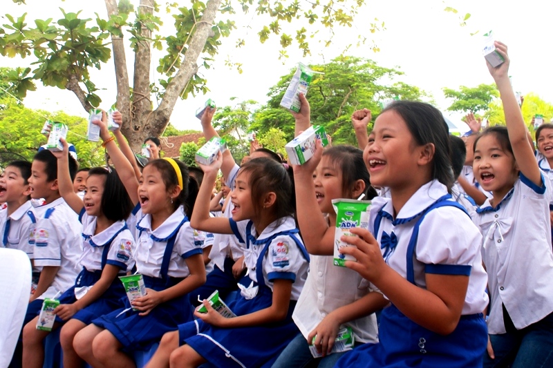 Niềm vui uống sữa của trẻ em huyện đảo Cô Tô, Quảng Ninh