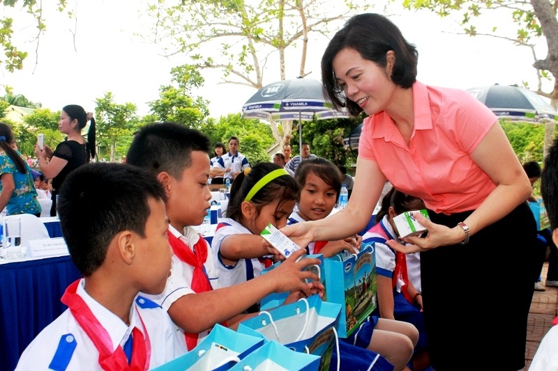 Bà Bùi Thị Hương, Giám Đốc Điều Hành Vinamilk trao tặng sữa trực tiếp cho các em học sinh tại Nghệ An