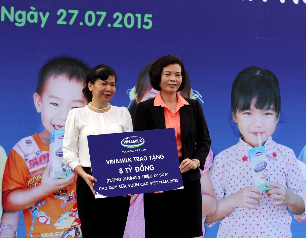 Năm 2015, Quỹ sữa Vươn cao Việt Nam của Vinamilk vẫn tiếp tục sứ mệnh của mình, trao cho các em nhỏ có hoàn cảnh khó khăn một lượng sữa trị giá 8 tỷ đồng, tương đương 2 triệu ly sữa cho 