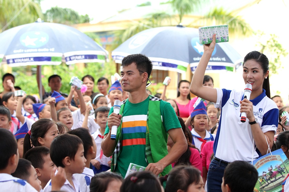 Các em học sinh gặp mặt, trò chuyện và cùng chơi những trò chơi vui nhộn cùng với các Đại sứ của chương trình Quỹ sữa Vươn cao Việt Nam là Nghệ sỹ hài Xuân Bắc và Hoa hậu Ngọc Hân