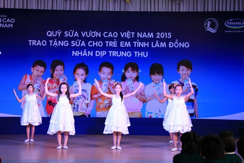 Chương trình trao sữa cho trẻ em tỉnh Lâm Đồng của Vinamilk và 