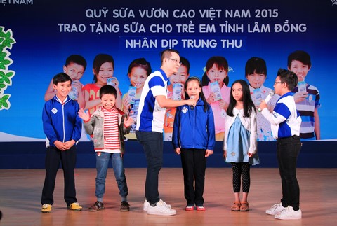 Tại chương trình, các em học sinh đã có cơ hội được gặp mặt, trò chuyện và cùng chơi những trò chơi vui nhộn cùng với các Đại sứ của chương trình Quỹ sữa Vươn cao Việt Nam là Ca sỹ Hoàng Bách và con trai là bé Hoàng Minh 