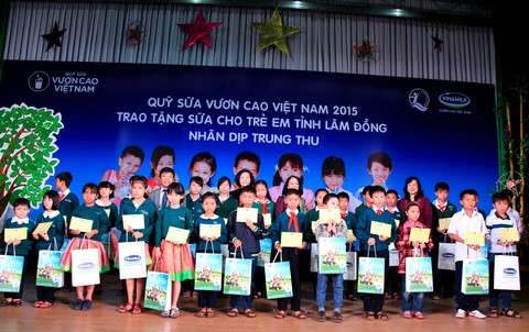 Bà Trương Thị Mai - Ủy viên Ban Chấp hành Trung ương Đảng, Chủ nhiệm Ủy ban các vấn đề về xã hội của Quốc hội cùng lãnh đạo Bộ LĐTBXH và đại diện lãnh đạo tỉnh, Quỹ Bảo trợ trẻ em Việt Nam và lãnh đạo Vinamilk trao tặng sữa cho các em học sinh tỉnh Lâm Đồng 
