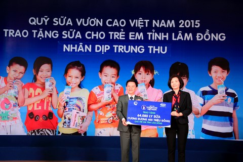 Bà Bùi Thị Hương, Giám Đốc Điều Hành Vinamilk trao tặng bảng tượng trưng 64.080 ly sữa tương đương 400 triệu đồng cho Quỹ Bảo trợ trẻ em tỉnh Lâm Đồng 