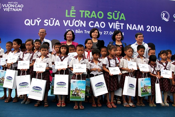 Quỹ sữa Vươn cao Việt Nam tới với trẻ em hoàn cảnh khó khăn