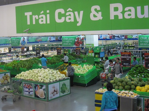 Nhiều người tiêu dùng luôn dành lòng tin cho hệ thống rau an toàn trong siêu thị bởi khâu kiểm định chặt chẽ hơn ngoài chợ