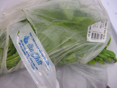 Sản phẩm rau xanh mà Công ty Ba Chữ cung cấp vào các siêu thị lớn bị tố kém chất lượng, không có nguồn gốc xuất xứ rõ ràng