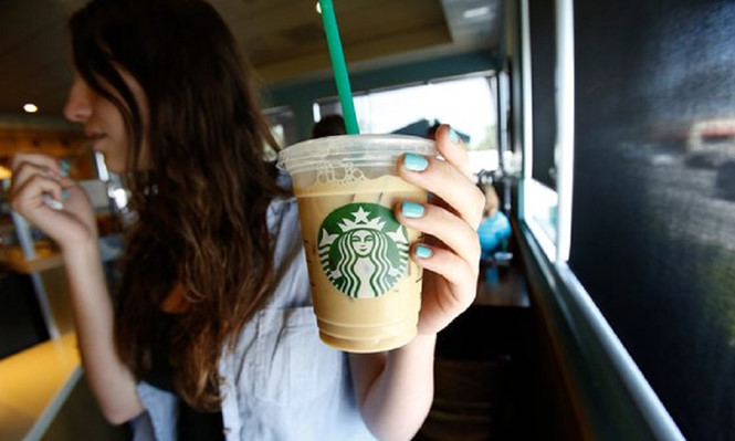 Chuỗi cà phê Starbucks vừa bị kiện đòi 5 triệu USD vì cho nhiều đá vào cốc cà phê. Ảnh: Reuters