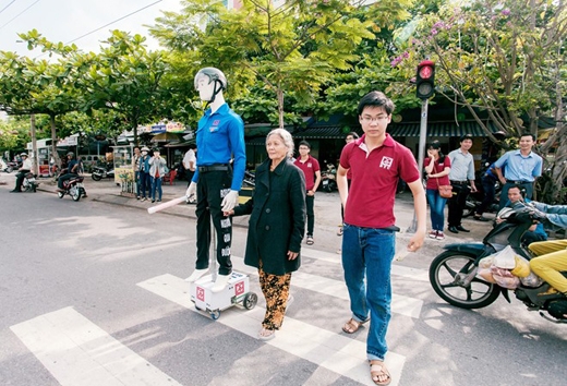 Robot giúp người qua đường của sinh viên Đà Nẵng