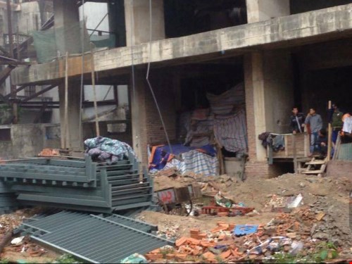 Hiện trường vụ rơi thang máy xây dựng khiến 2 công nhân tử vong tại chỗ ở số 52 Lĩnh Nam (Hà Nội)