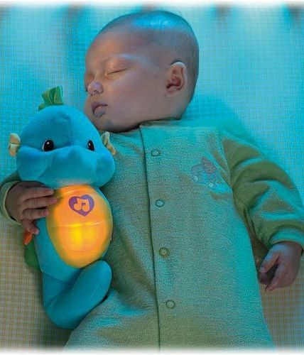Nhiều thiết bị ru ngủ được thiết kế như những con thú bông để trẻ có thể ôm đi ngủ