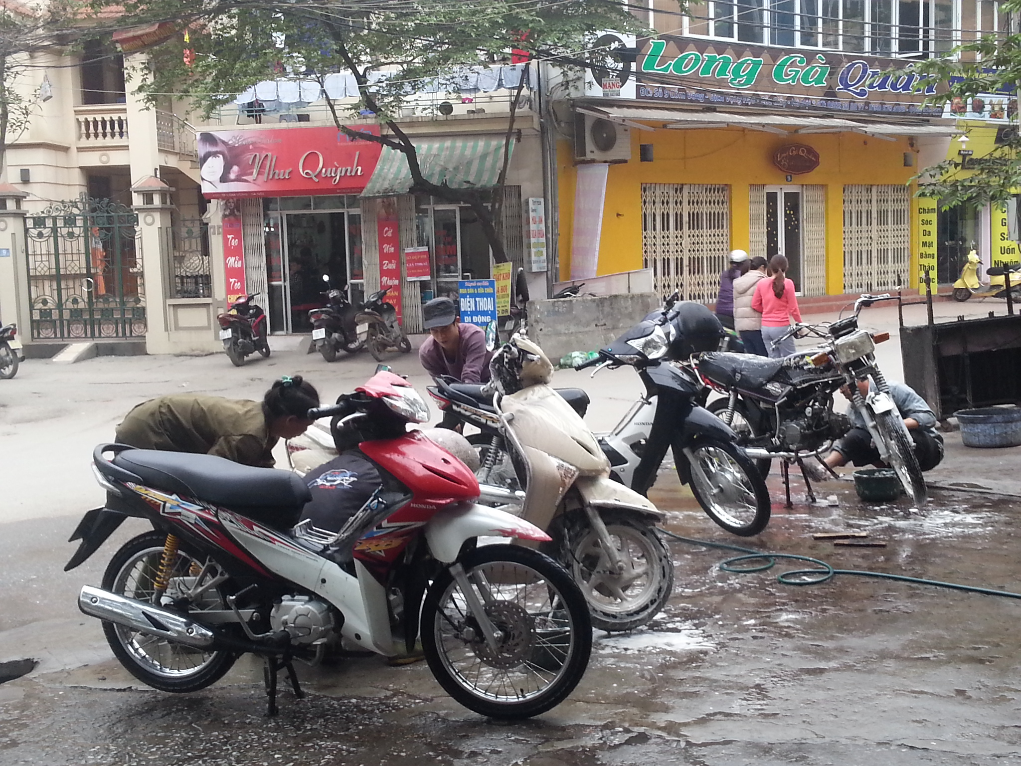 Rửa xe máy trong mùa mưa rét là mảnh đất hứa hẹn cho những ai đang băn khoăn kinh doanh gì vào mùa đông