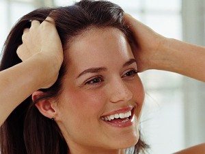 Ngăn rụng tóc ở phái nữ với liệu pháp massage da đầu