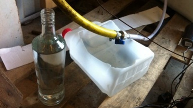 Một số thiết bị dùng để làm rượu giả bị thu giữ ở Derbyshire 