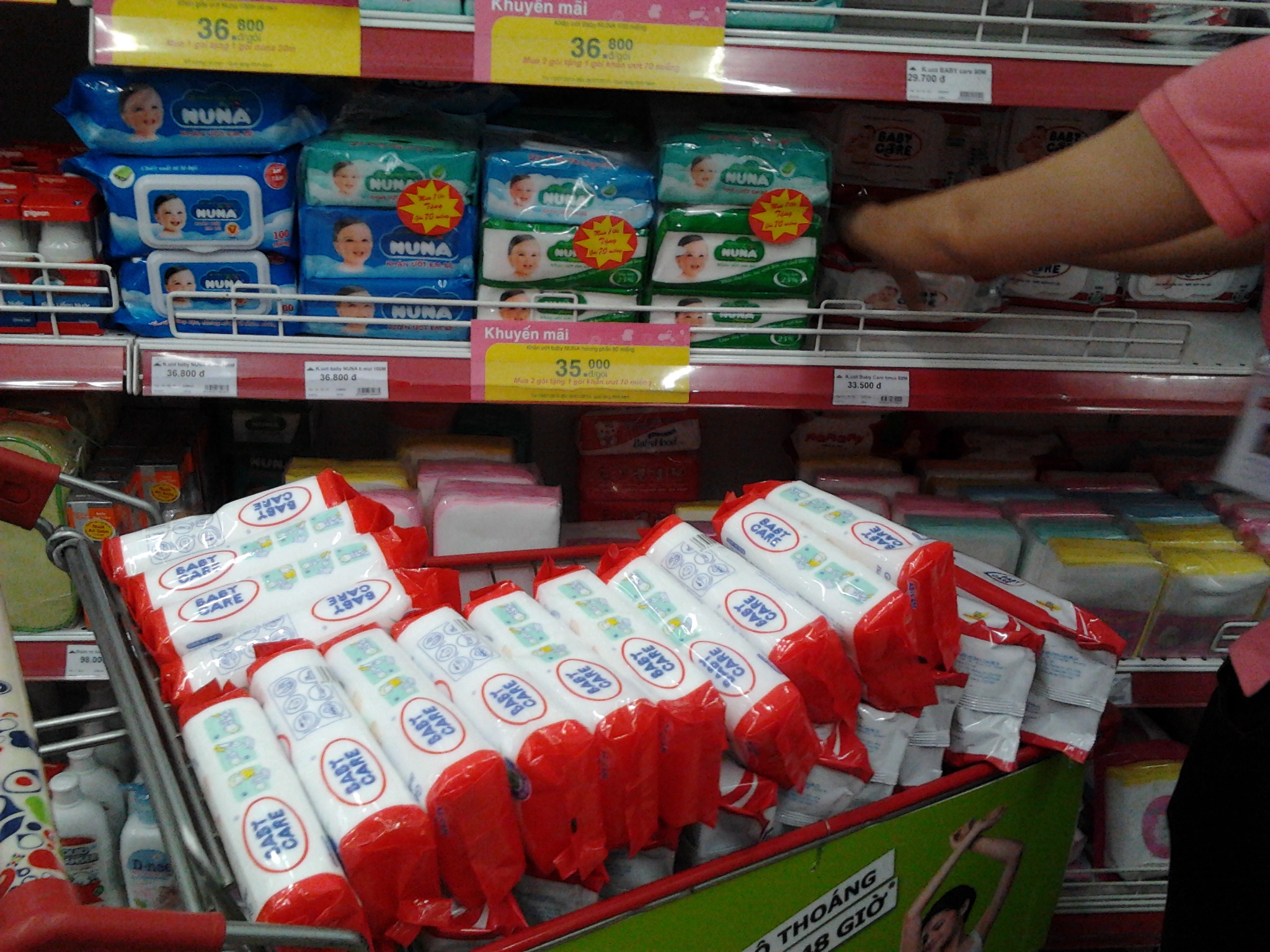 Nhiều siêu thị rút hàng khăn ướt của Công ty Việt Úc khỏi quầy hàng