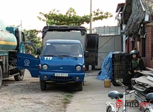 Xe tải nhỏ dùng để chở can xăng dầu rút trộm từ xe bồn