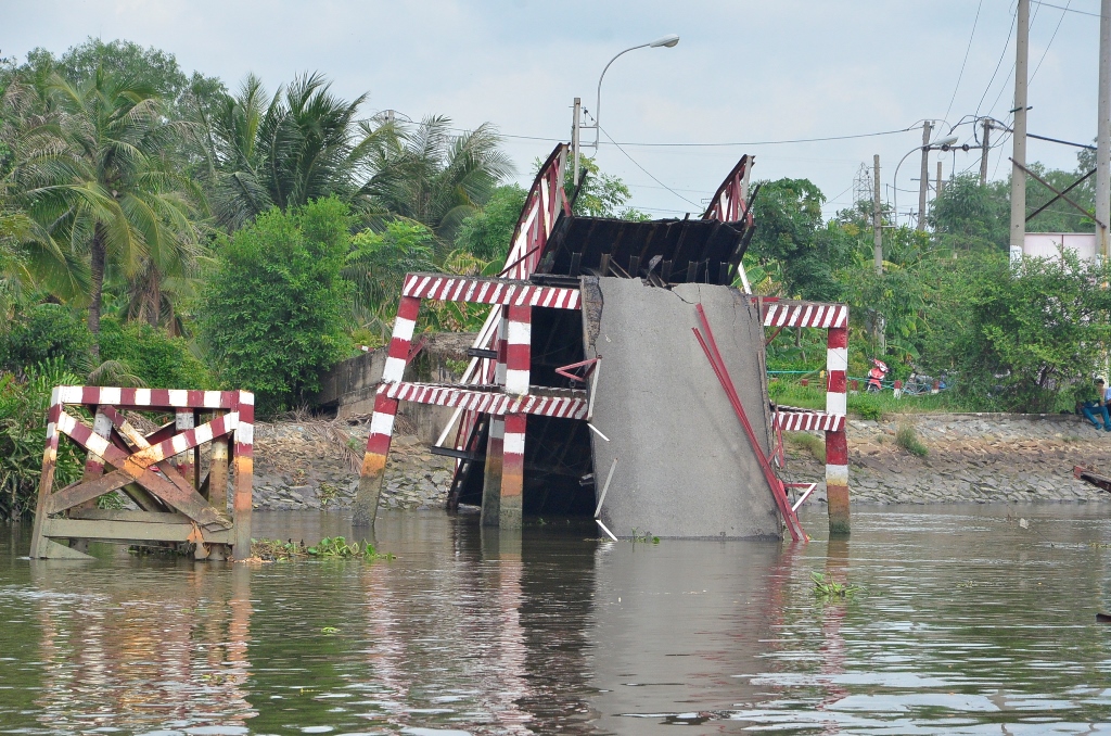 Hiện trường vụ sà lan 900 tấn kéo sập cầu Cái Tâm ở TPHCM